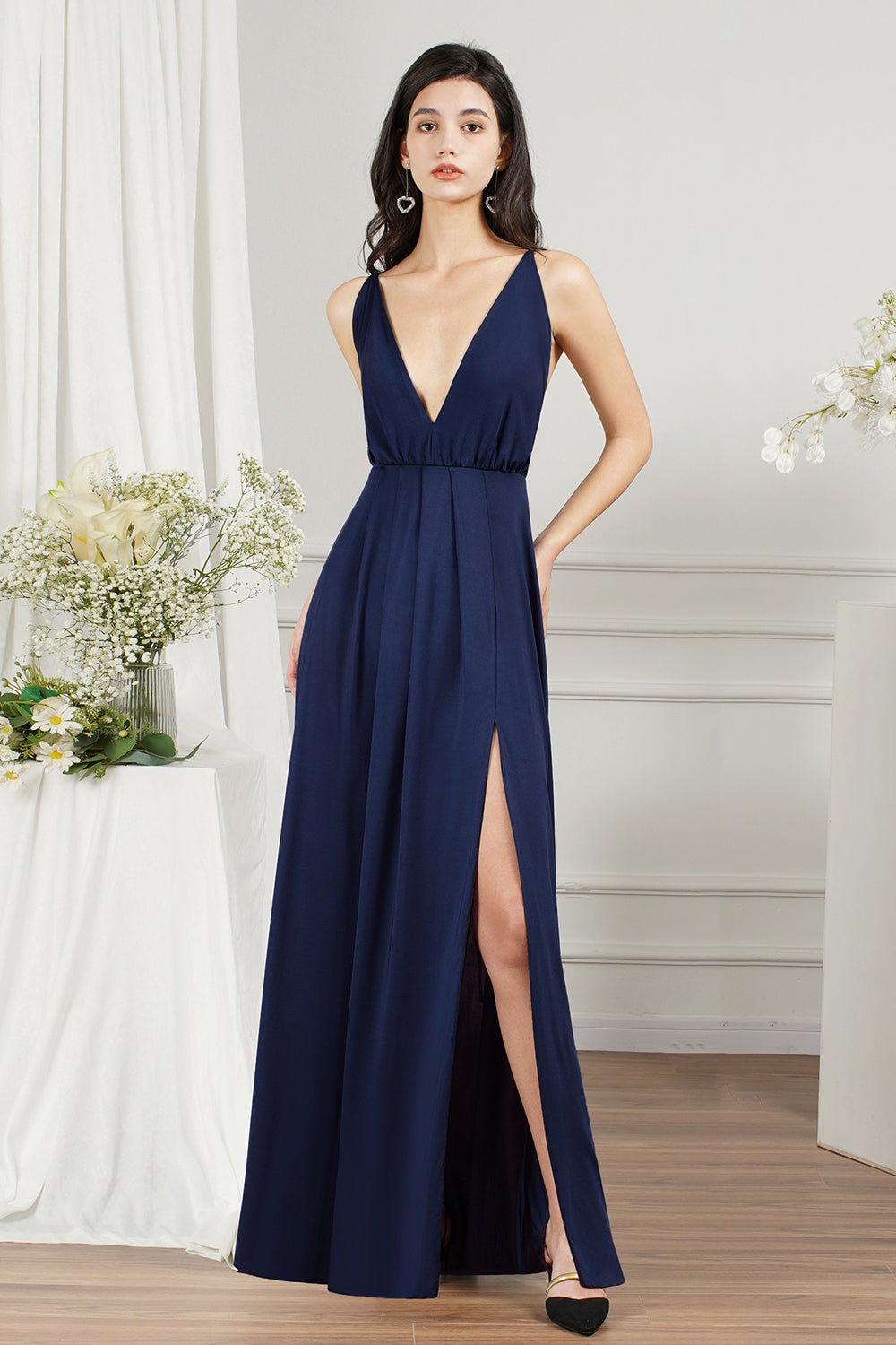 Vestido de fiesta largo sencillo con escote en V, espalda descubierta y corte A con abertura