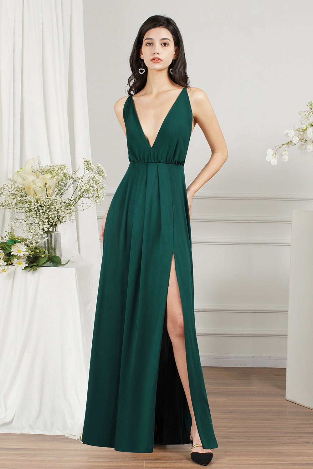 Schlichtes, rückenfreies, langes Ballkleid in A-Linie mit V-Ausschnitt und Schlitz