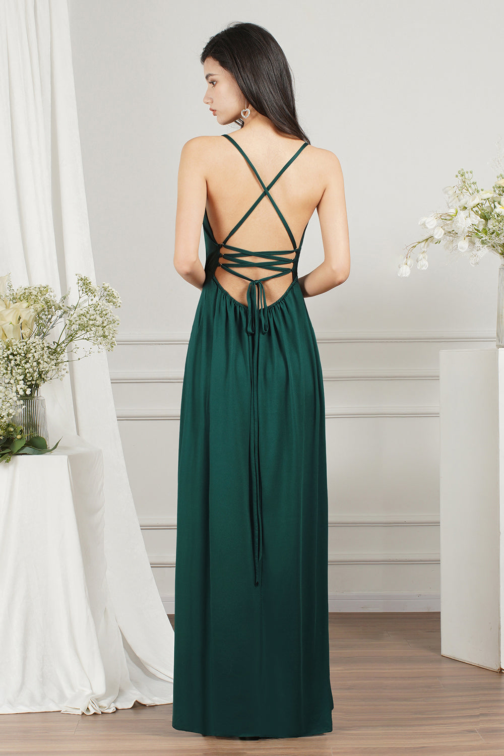 Vestido de fiesta largo sencillo con escote en V, espalda descubierta y corte A con abertura