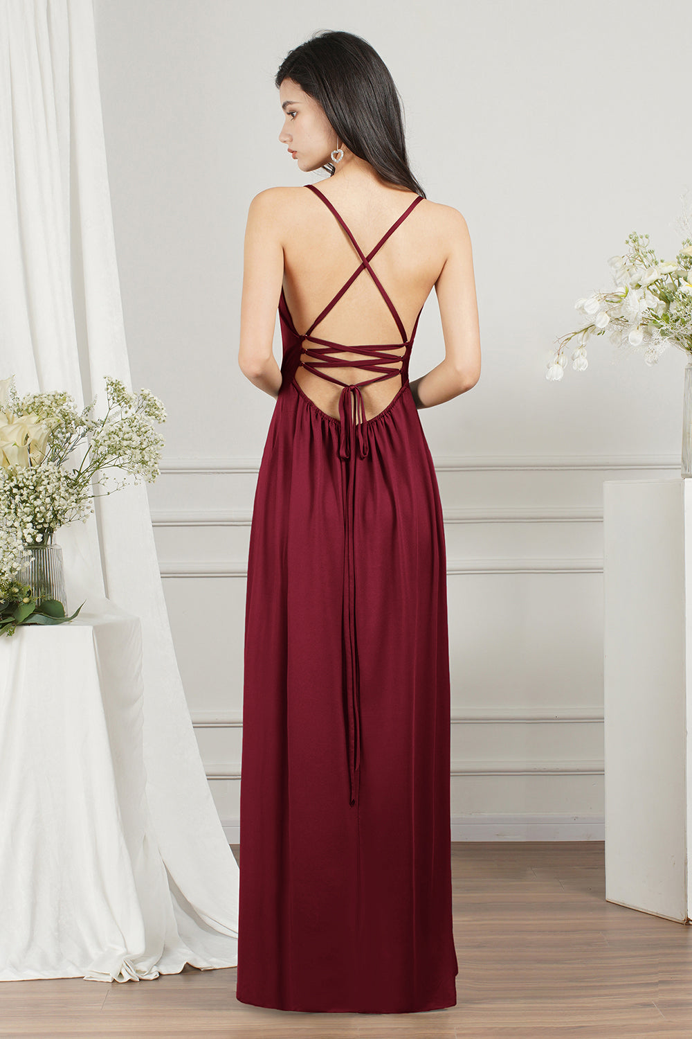 Schlichtes, rückenfreies, langes Ballkleid in A-Linie mit V-Ausschnitt und Schlitz