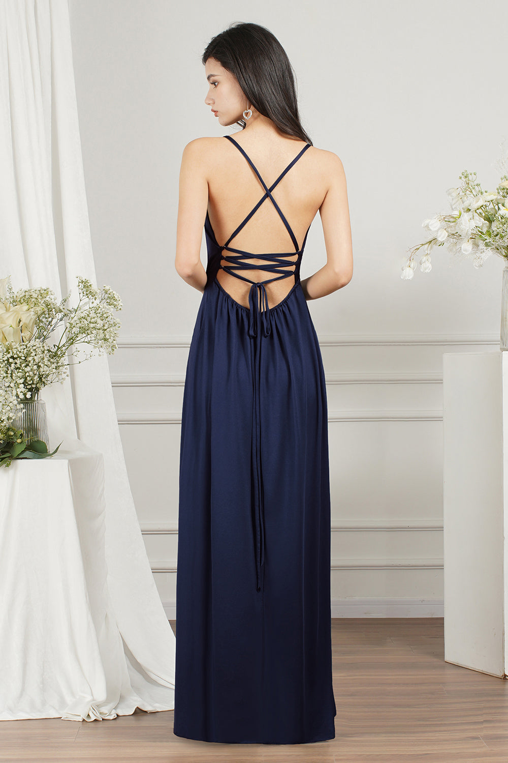 Vestido de fiesta largo sencillo con escote en V, espalda descubierta y corte A con abertura