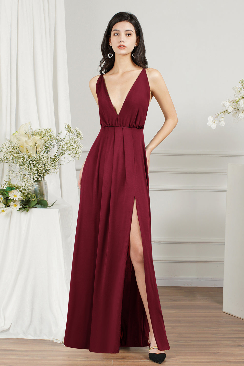 Vestido de fiesta largo sencillo con escote en V, espalda descubierta y corte A con abertura