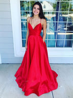 Vestido de fiesta formal largo de satén con escote en V, espalda descubierta y bolsillos.
