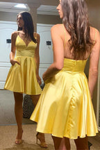 Vestido corto de satén amarillo con escote en V, espalda descubierta y bolsillos, para fiesta de graduación y regreso a casa.