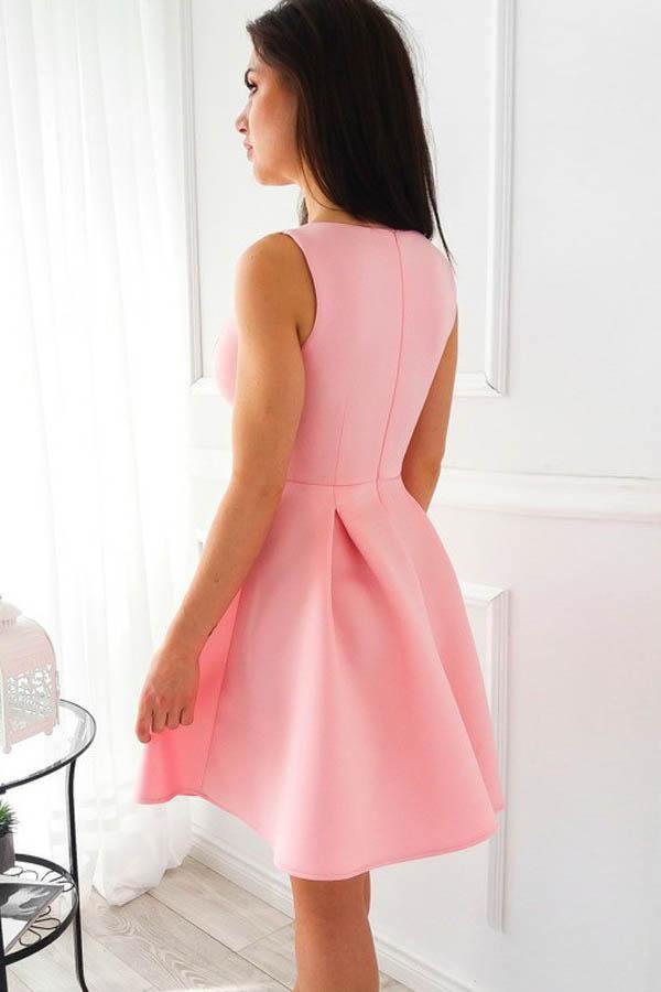 Schlichtes A-Linien-Heimkehrkleid aus rosa Satin mit V-Ausschnitt und kurzem Plissee, PD099