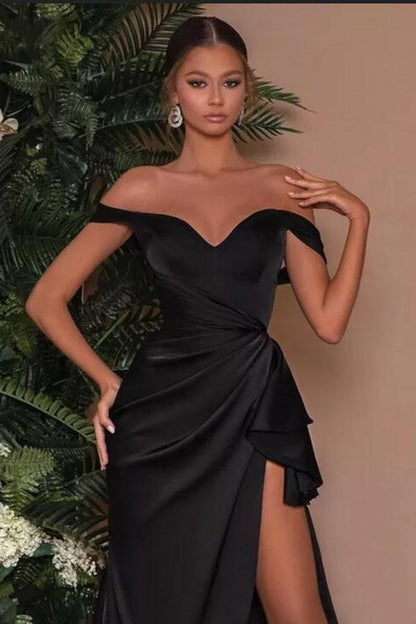 Schlichtes schwarzes langes schulterfreies Ballkleid im Meerjungfrauenstil mit Schlitz