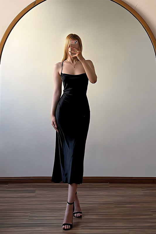 Schlichtes schwarzes ärmelloses rückenfreies Ballkleid aus Satin mit Spaghettiträgern