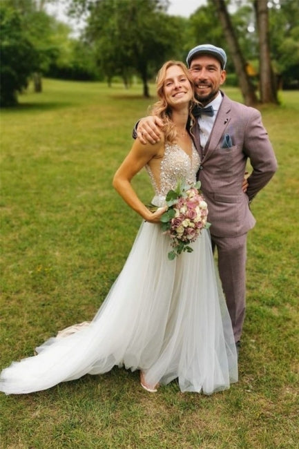 Einfache Boho A-Linie V-Ausschnitt Rückenfreies Ärmelloses Brautkleid mit Spitze