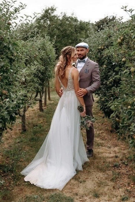 Einfache Boho A-Linie V-Ausschnitt Rückenfreies Ärmelloses Brautkleid mit Spitze