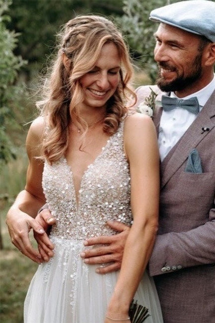 Einfache Boho A-Linie V-Ausschnitt Rückenfreies Ärmelloses Brautkleid mit Spitze