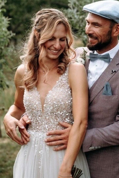 Einfache Boho A-Linie V-Ausschnitt Rückenfreies Ärmelloses Brautkleid mit Spitze