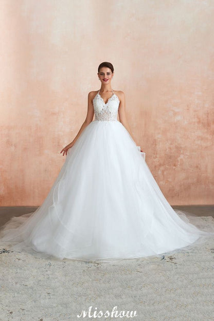 Schlichtes Neckholder-Ballkleid mit offenem Rücken und Spitzen-Brautkleid mit Kapellenschleppe