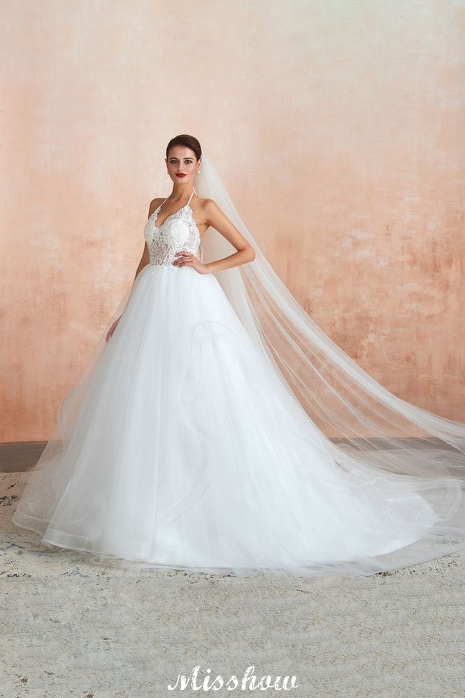 Schlichtes Neckholder-Ballkleid mit offenem Rücken und Spitzen-Brautkleid mit Kapellenschleppe