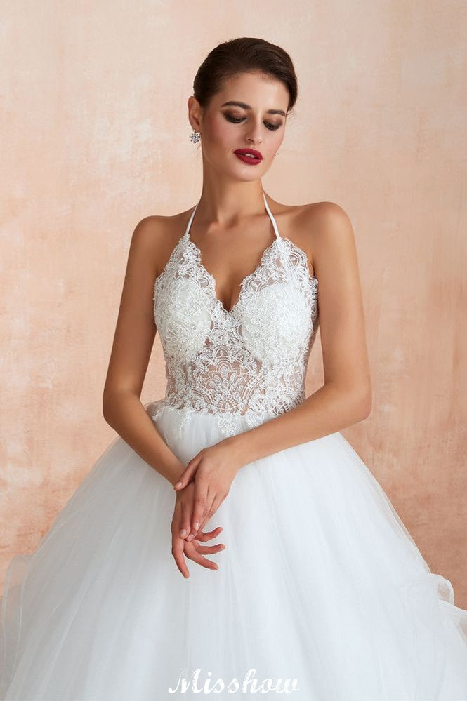 Schlichtes Neckholder-Ballkleid mit offenem Rücken und Spitzen-Brautkleid mit Kapellenschleppe