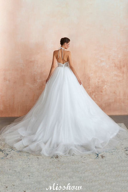 Schlichtes Neckholder-Ballkleid mit offenem Rücken und Spitzen-Brautkleid mit Kapellenschleppe