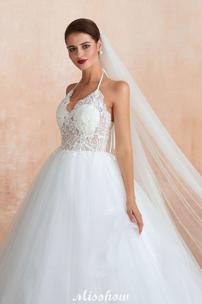 Schlichtes Neckholder-Ballkleid mit offenem Rücken und Spitzen-Brautkleid mit Kapellenschleppe