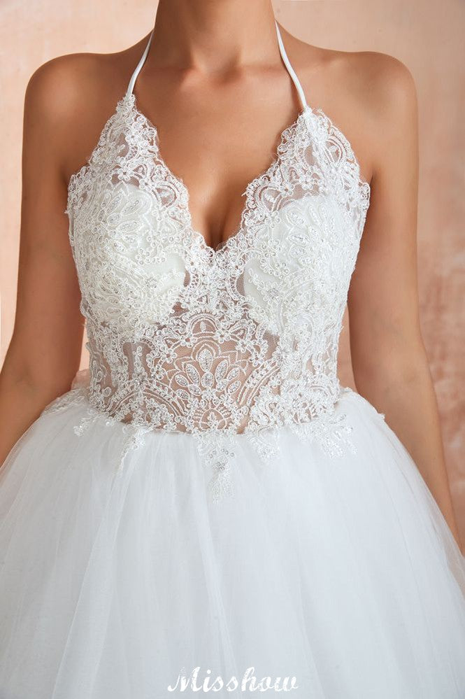 Schlichtes Neckholder-Ballkleid mit offenem Rücken und Spitzen-Brautkleid mit Kapellenschleppe