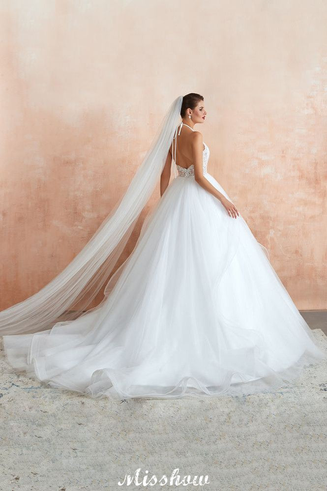 Schlichtes Neckholder-Ballkleid mit offenem Rücken und Spitzen-Brautkleid mit Kapellenschleppe
