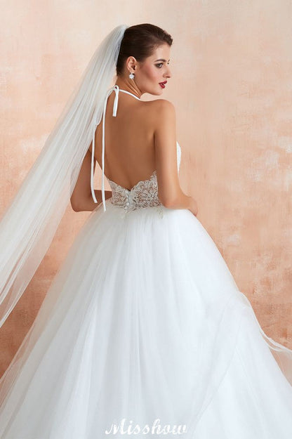 Schlichtes Neckholder-Ballkleid mit offenem Rücken und Spitzen-Brautkleid mit Kapellenschleppe