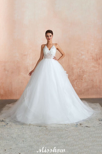 Schlichtes Neckholder-Ballkleid mit offenem Rücken und Spitzen-Brautkleid mit Kapellenschleppe