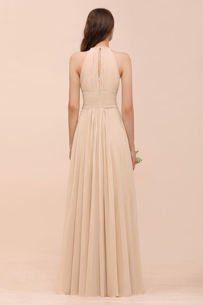 Vestido de dama de honor largo, ajustado, color champán y con cuello halter sencillo