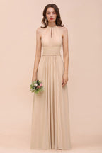 Vestido de dama de honor largo, ajustado, color champán y con cuello halter sencillo