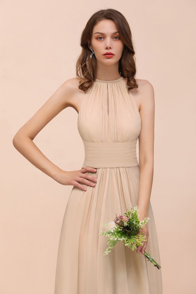 Vestido de dama de honor largo, ajustado, color champán y con cuello halter sencillo