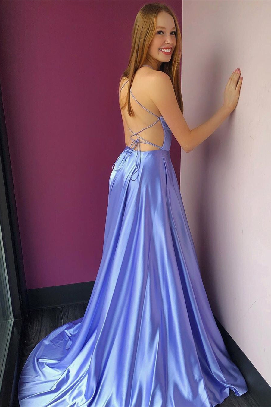 Schlichtes, langes, lavendelfarbenes Ballkleid mit hohem Schlitz und Taschen