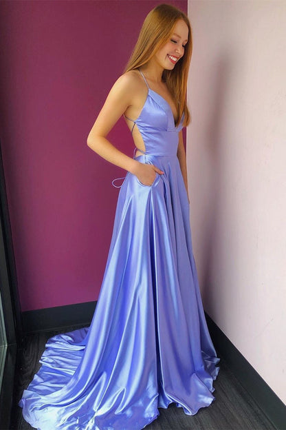 Schlichtes, langes, lavendelfarbenes Ballkleid mit hohem Schlitz und Taschen