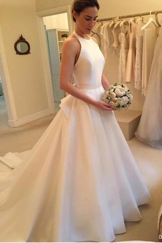 Schlichtes langes, rückenfreies A-Linien-Brautkleid aus Satin mit Neckholder und Schleife