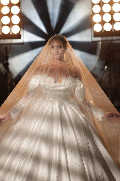 Einfaches langes A-Linien-Brautkleid mit schulterfreiem Prinzessinnen-Ausschnitt und Satinspitze und langen Ärmeln