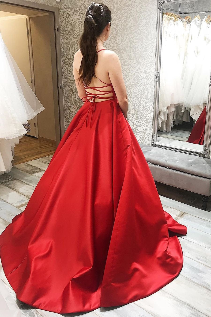 Einfaches langes A-Linien-Kleid mit Spaghettiträgern und rückenfreiem Satin-Abschlussballkleid