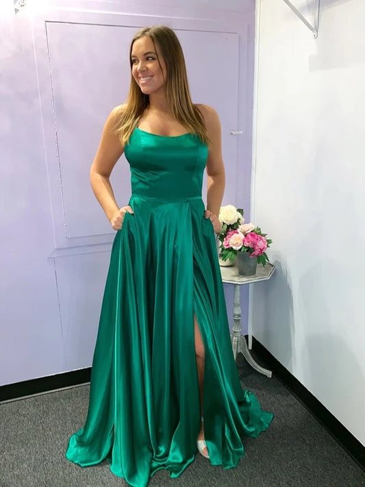 Schlichtes langes A-Linien-Ballkleid mit Spaghettiträgern und Schlitz vorne aus Satin mit Taschen