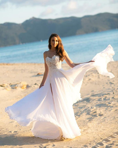 Einfaches langes A-Linien-Brautkleid mit Herzausschnitt und Chiffon-Applikationen und Spitze