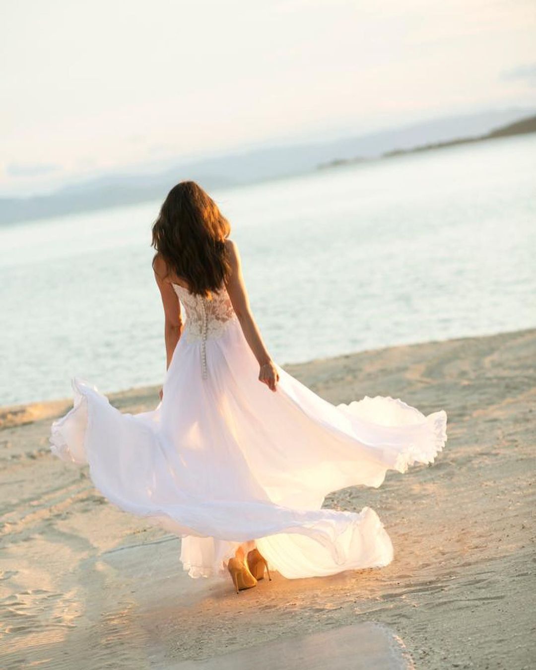 Einfaches langes A-Linien-Brautkleid mit Herzausschnitt und Chiffon-Applikationen und Spitze