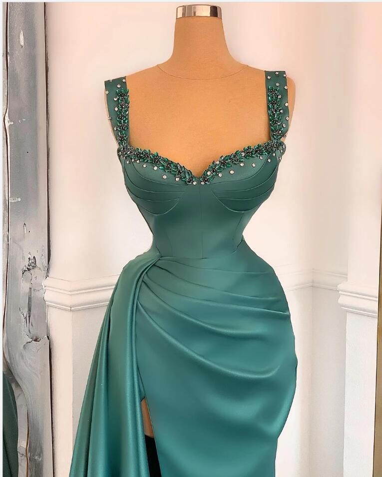 Schlichtes langes A-Linien-Ballkleid aus Satin mit Herzausschnitt und Schlitz
