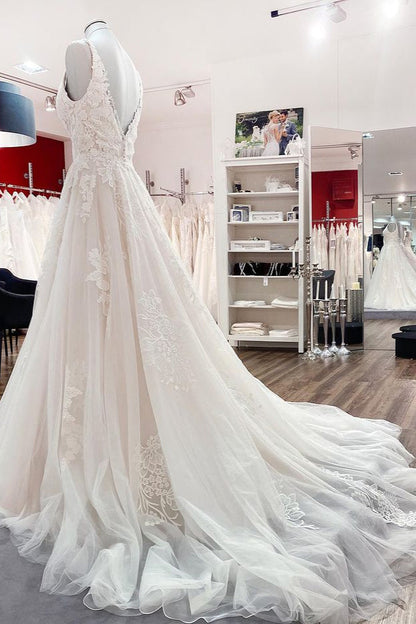 Schlichtes langes A-Linien-Brautkleid mit Tüllspitze und V-Ausschnitt, Applikationen und offenem Rücken