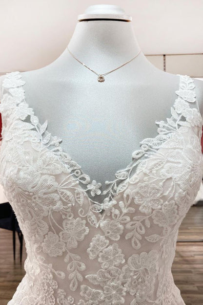 Schlichtes langes A-Linien-Brautkleid mit Tüllspitze und V-Ausschnitt, Applikationen und offenem Rücken