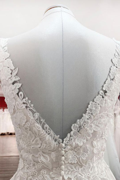 Schlichtes langes A-Linien-Brautkleid mit Tüllspitze und V-Ausschnitt, Applikationen und offenem Rücken