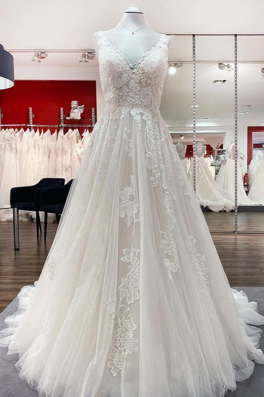Schlichtes langes A-Linien-Brautkleid mit Tüllspitze und V-Ausschnitt, Applikationen und offenem Rücken