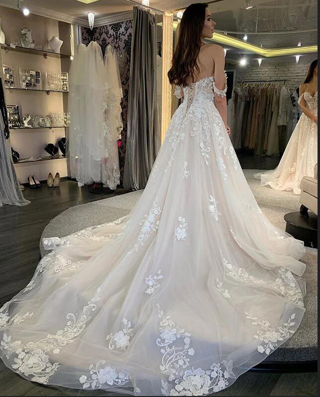 Schlichtes langes A-Linien-Brautkleid aus Tüll mit schulterfreien Spitzenapplikationen