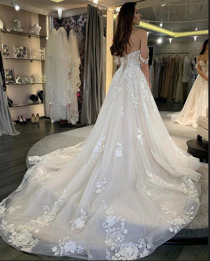 Schlichtes langes A-Linien-Brautkleid aus Tüll mit schulterfreien Spitzenapplikationen