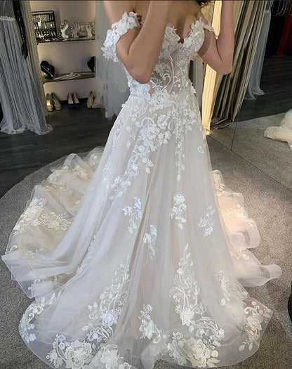 Schlichtes langes A-Linien-Brautkleid aus Tüll mit schulterfreien Spitzenapplikationen