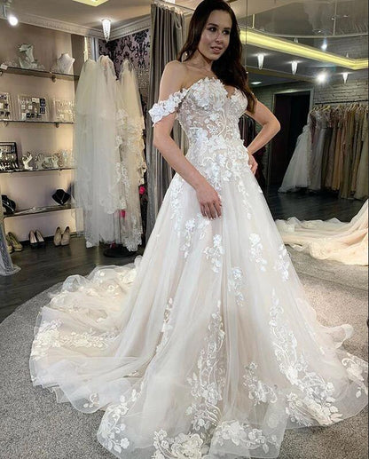 Schlichtes langes A-Linien-Brautkleid aus Tüll mit schulterfreien Spitzenapplikationen