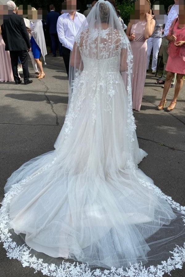 Einfaches langes A-Linien-Brautkleid mit V-Ausschnitt und langen Ärmeln und Spitze