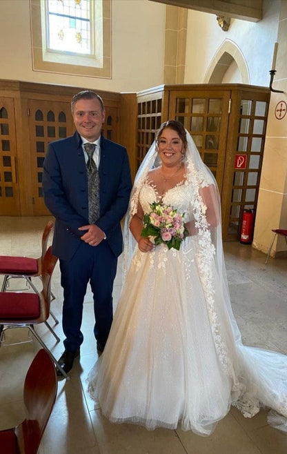 Einfaches langes A-Linien-Brautkleid mit V-Ausschnitt und langen Ärmeln und Spitze