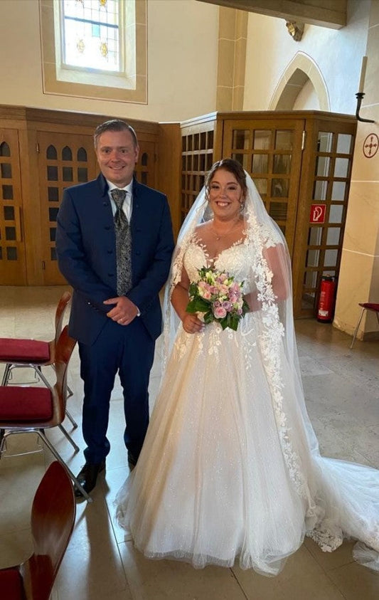 Einfaches langes A-Linien-Brautkleid mit V-Ausschnitt und langen Ärmeln und Spitze