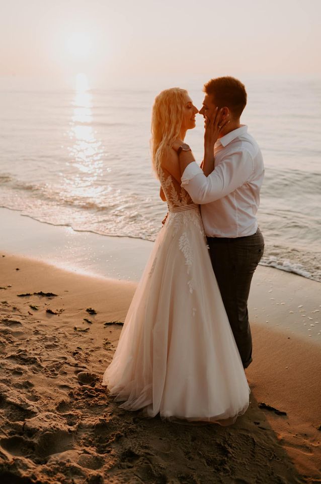 Vestido de novia sencillo largo de corte A con escote en V y espalda abierta de tul y encaje