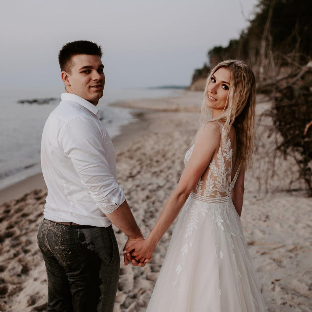 Vestido de novia sencillo largo de corte A con escote en V y espalda abierta de tul y encaje