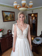 Vestido de novia sencillo largo de corte A con escote en V y espalda abierta de tul y encaje
